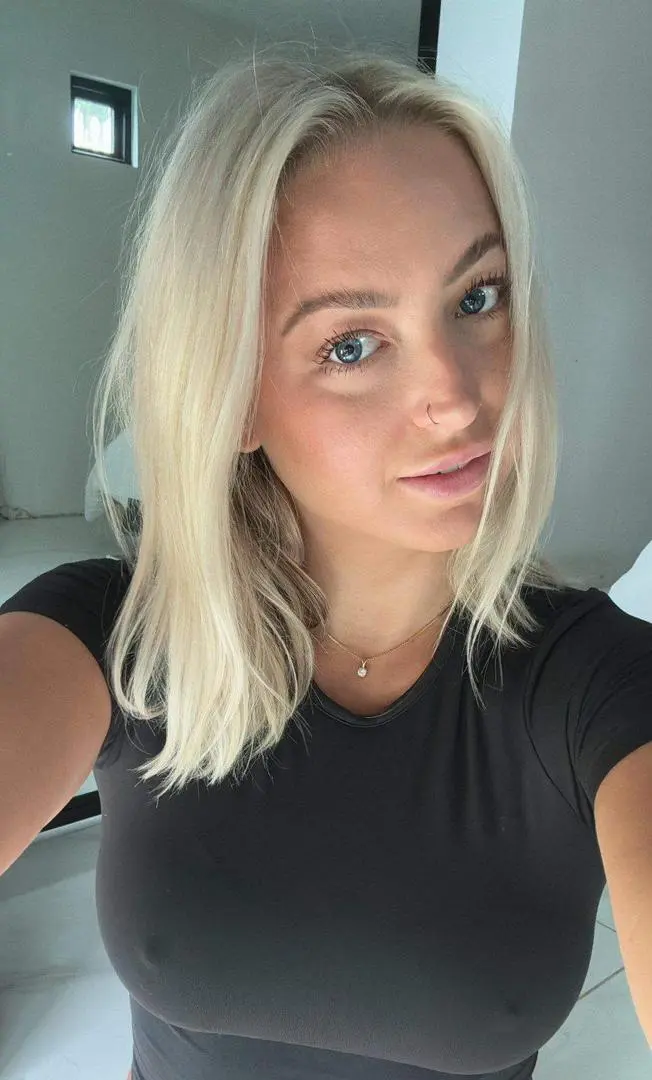 alicegrams66 (18) female from US - sexting partner