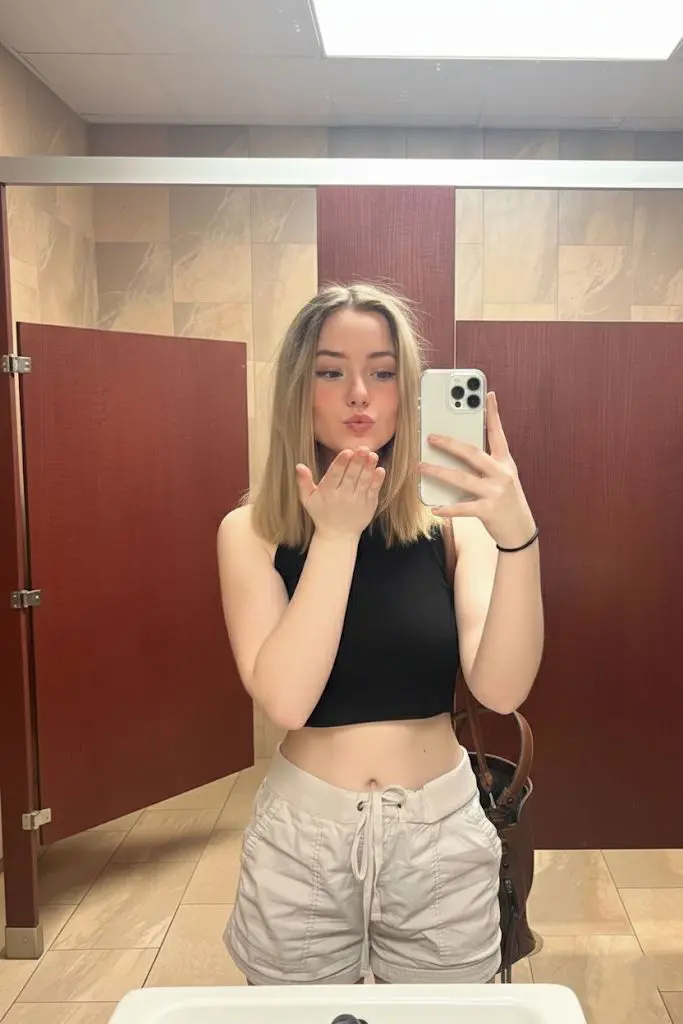 alinahelen4 (23) female from GB - sexting partner