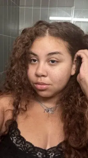 aliyahcreole (18) female from US - sexting partner