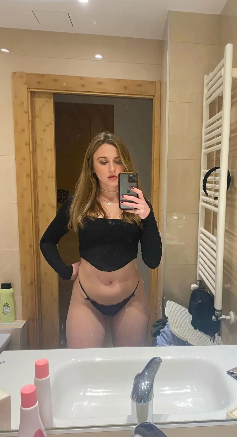 almila3231w (18) female from US - sexting partner