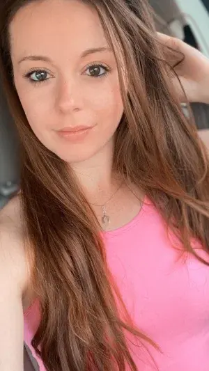 angela76435 (18) female from US - sexting partner