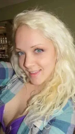 annbella2124 (18) female from US - sexting partner