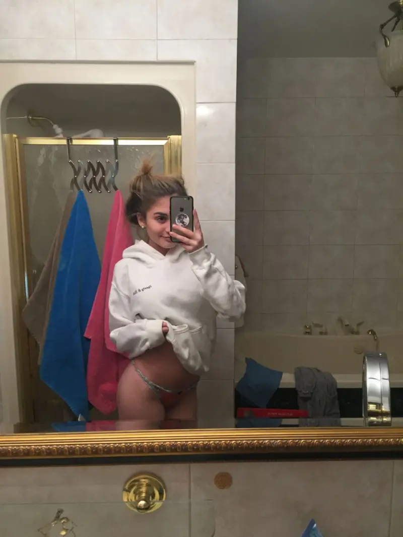 aquqx (19) female from US - sexting partner