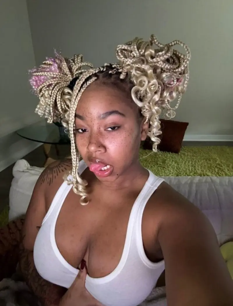 ashleybrown0431 (32) female from US - sexting partner