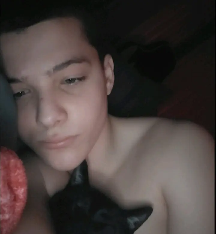 atsamunicross (18) male from GB - sexting partner