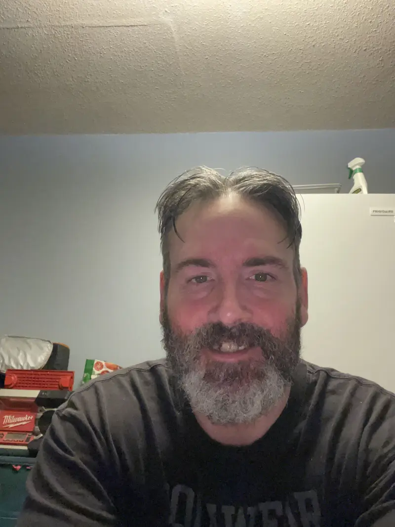 barnettdustin438 (18) male from CA - sexting partner