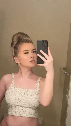 batek17867 (18) female from GB - sexting partner