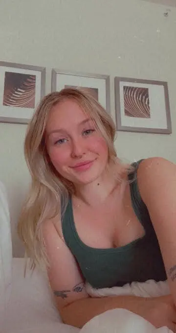 bella07043322192 (18) female from US - sexting partner