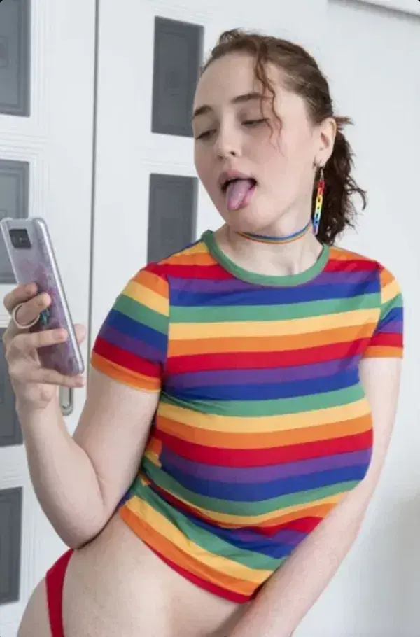 bemonad937 (22) female from US - sexting partner