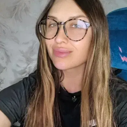 besyve (18) female from GB - sexting partner