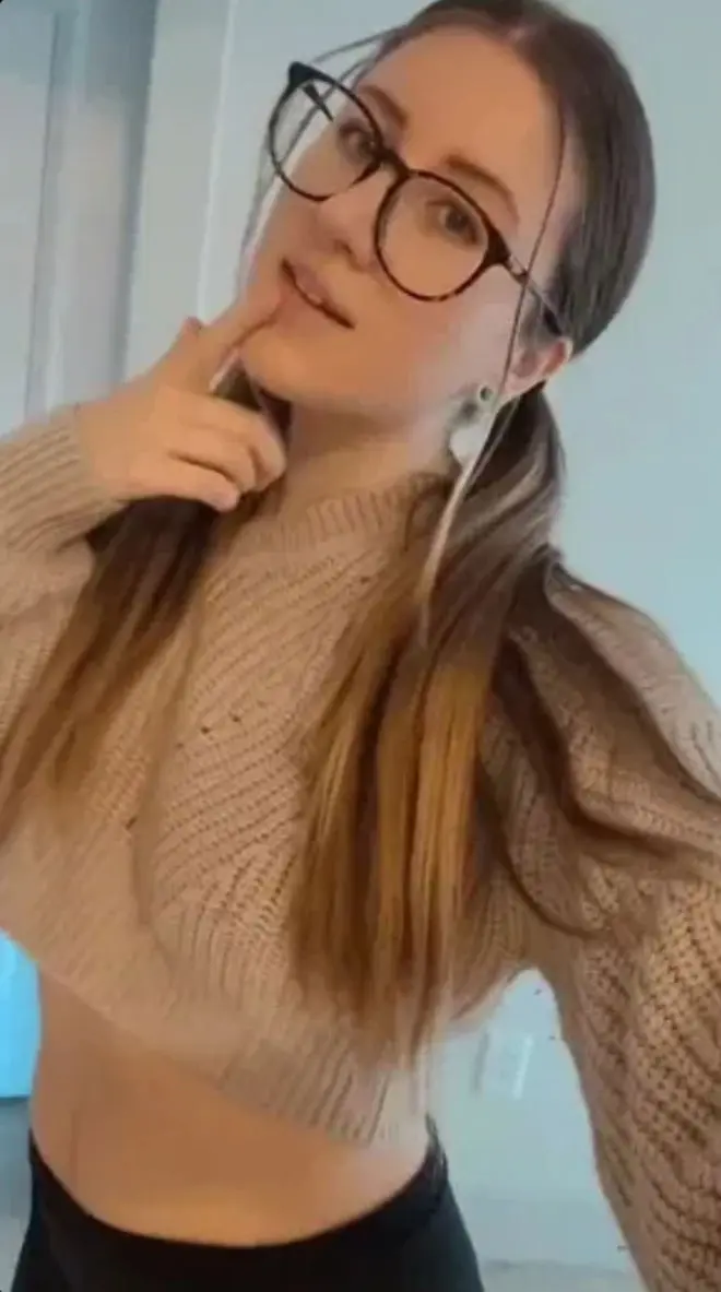 bibenik (23) female from US - sexting partner