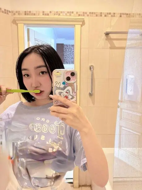 binin95866 (18) female from AE - sexting partner