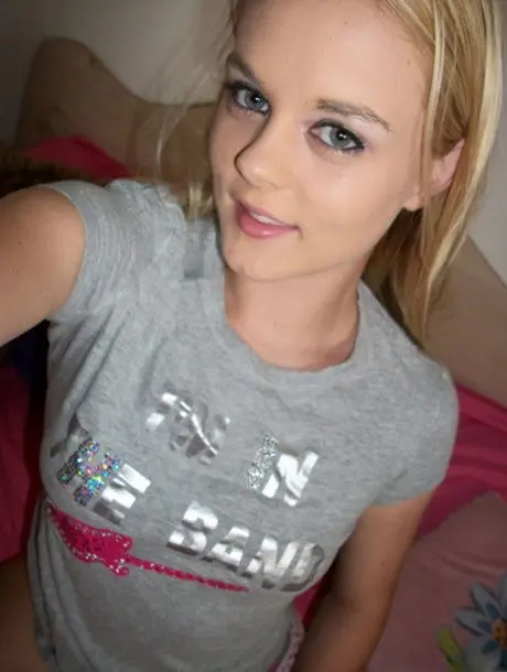 biwik40030 (24) female from GB - sexting partner