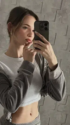 bolew69758 (18) female from GB - sexting partner