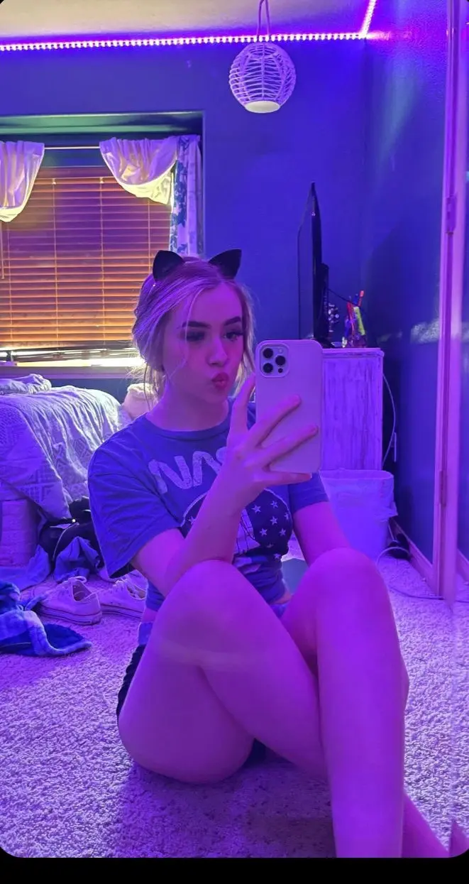 bowiwiw (18) female from US - sexting partner