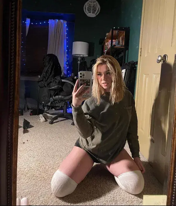 boyiji7176 (18) female from GB - sexting partner