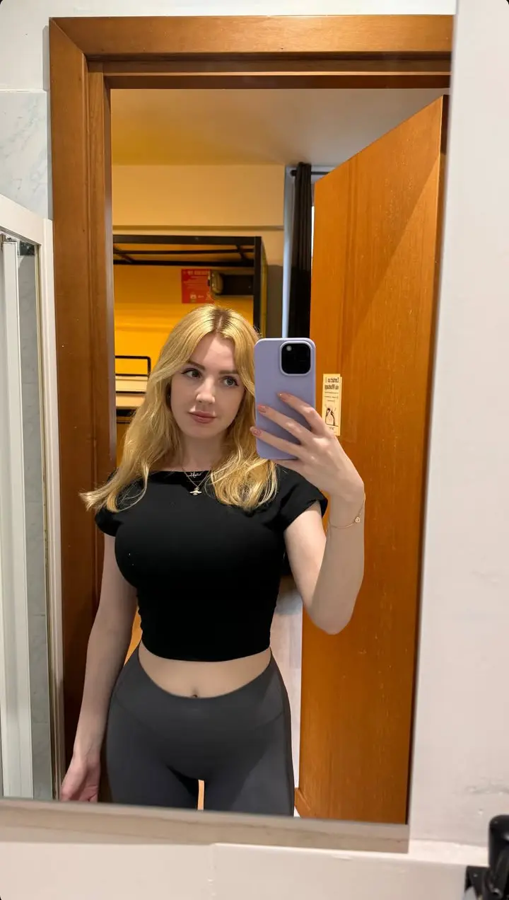 btcwecc858 (18) female from GB - sexting partner