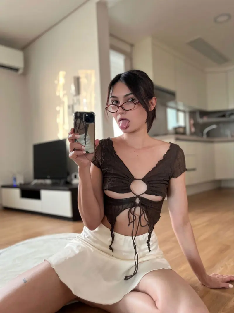 butmapold (18) female from AU - sexting partner