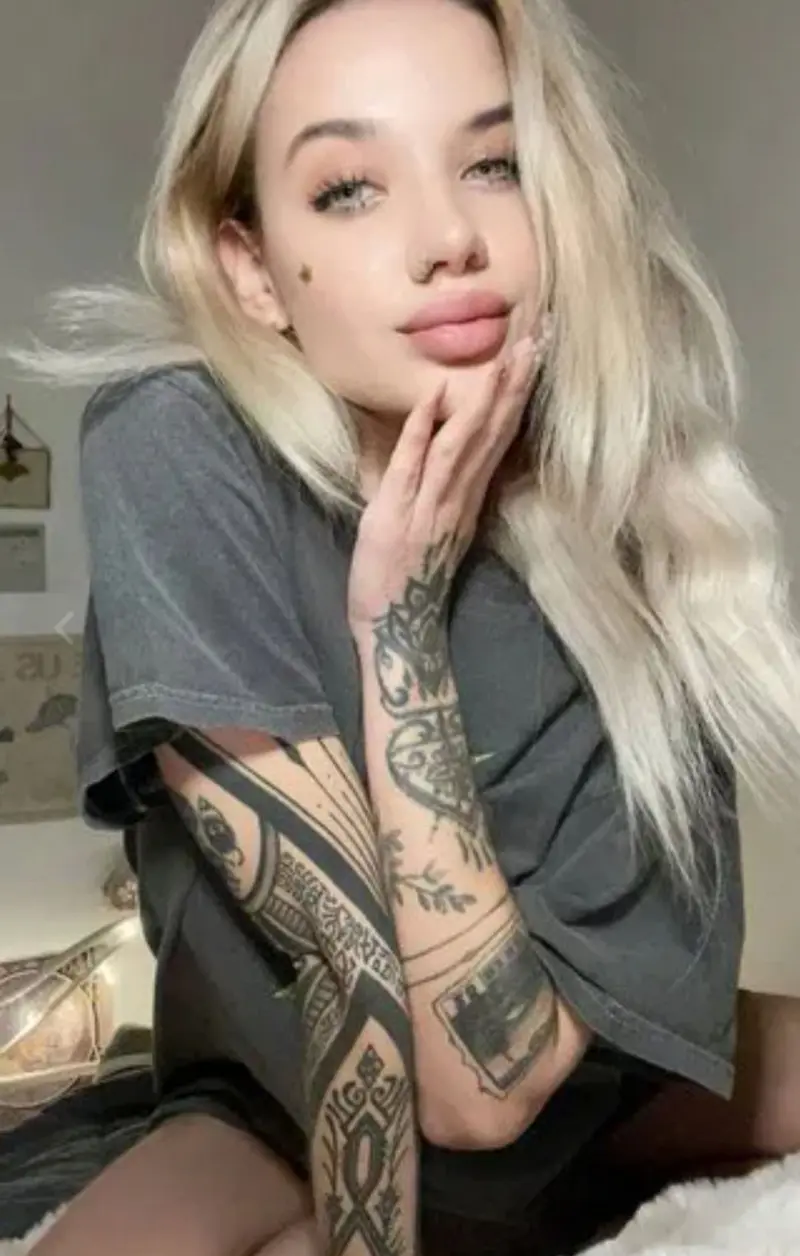 bvghiol (22) female from US - sexting partner