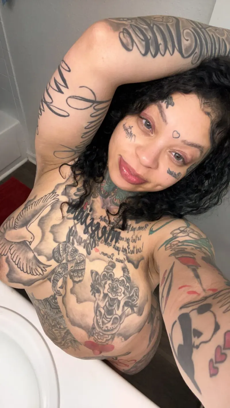 capouthi (18) female from US - sexting partner