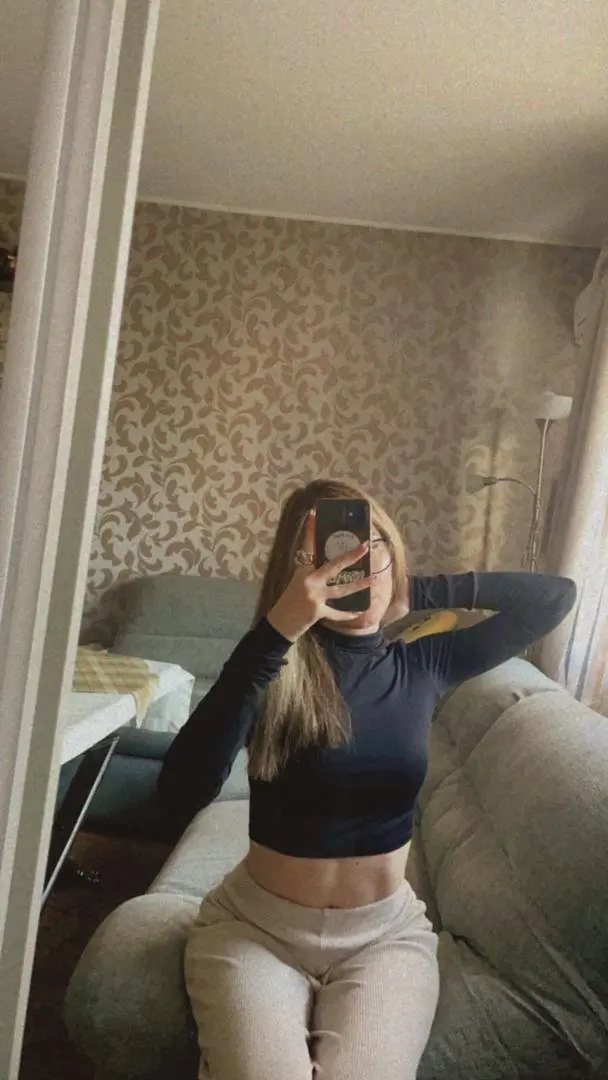 carox21805 (21) female from GB - sexting partner