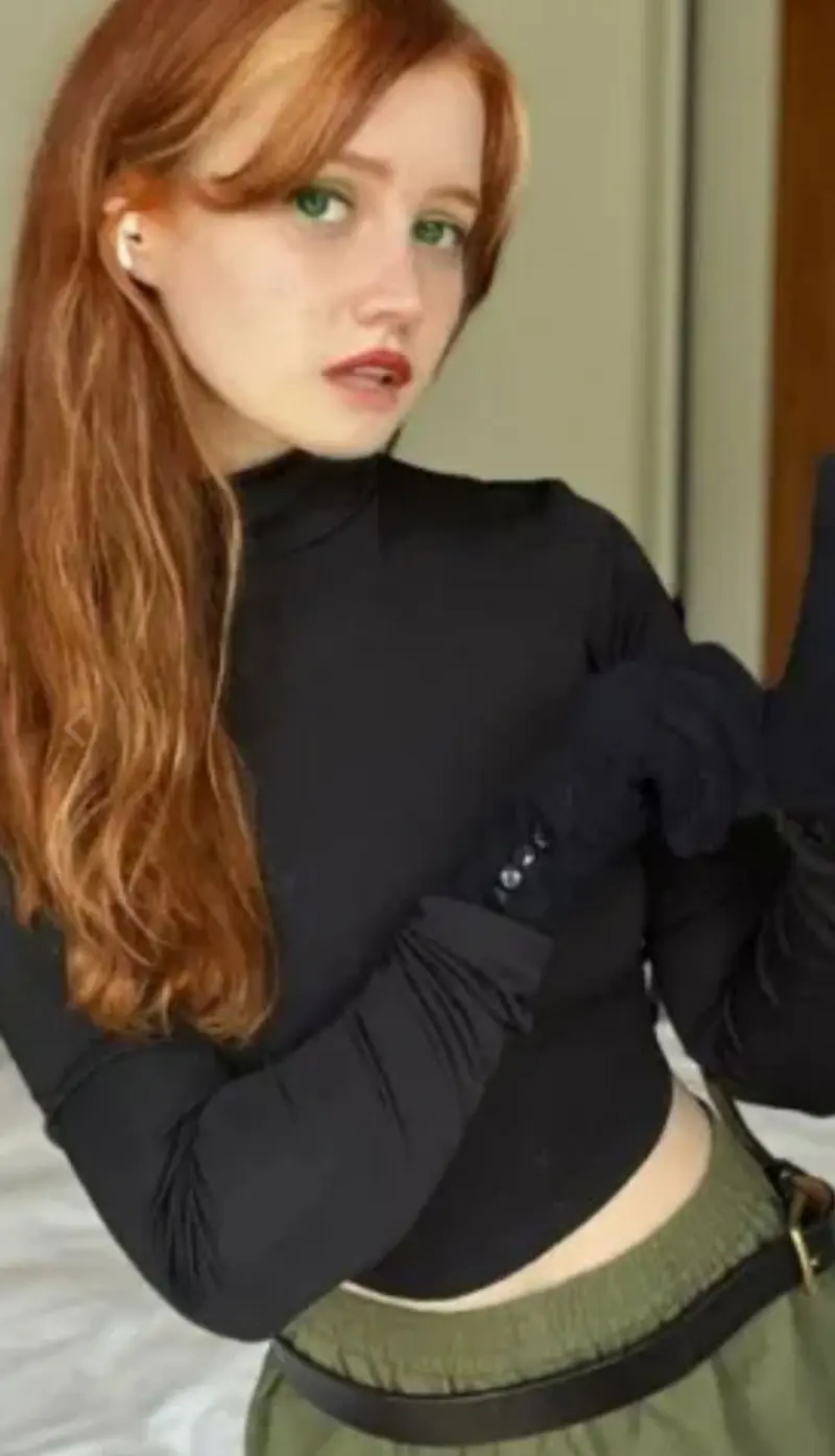 cefikuwi (22) female from GB - sexting partner