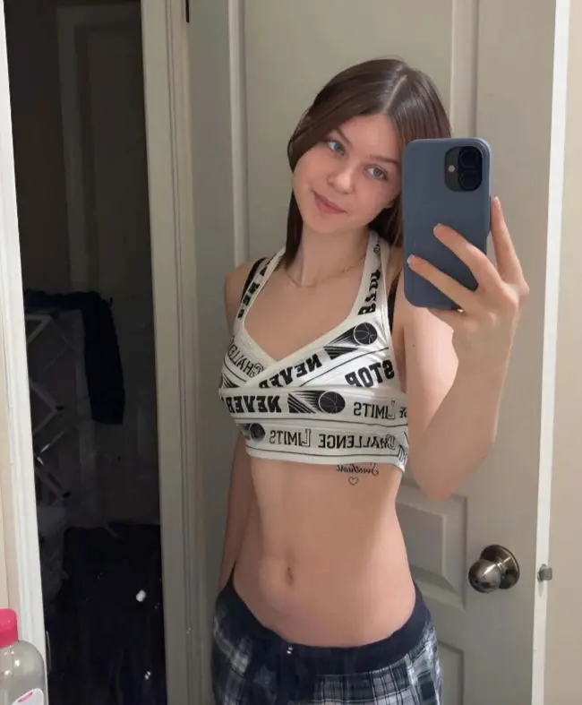 cijehvgf (18) female from GB - sexting partner