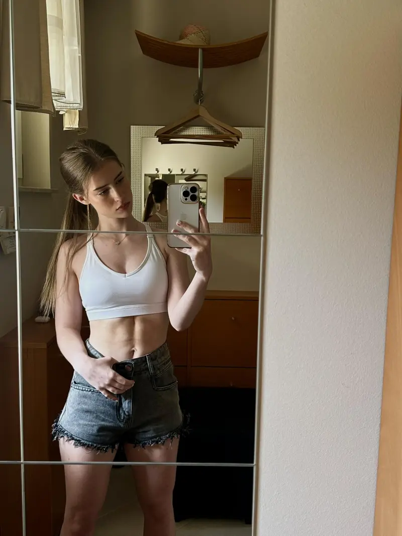 ciraba8645 (18) female from GB - sexting partner