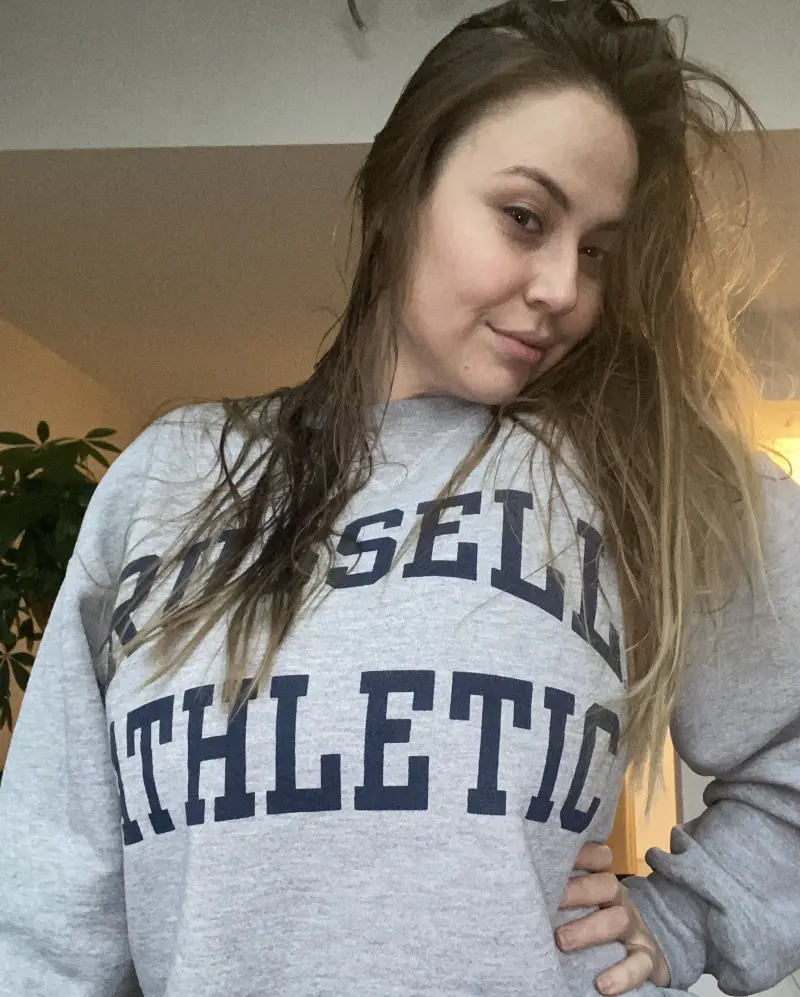 cixemer702 (22) female from CA - sexting partner