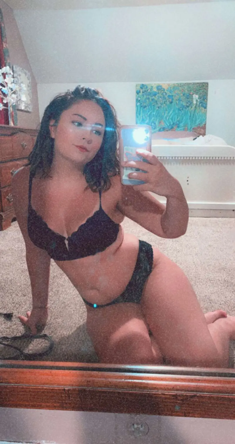cmoguy (18) female from US - sexting partner