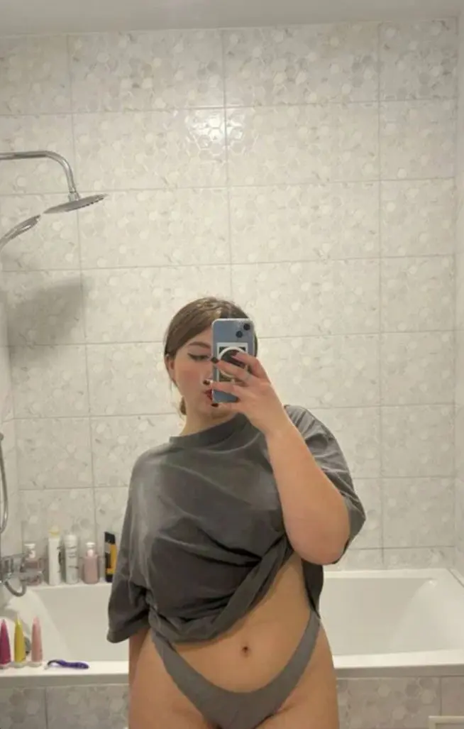 cowayob (18) female from US - sexting partner