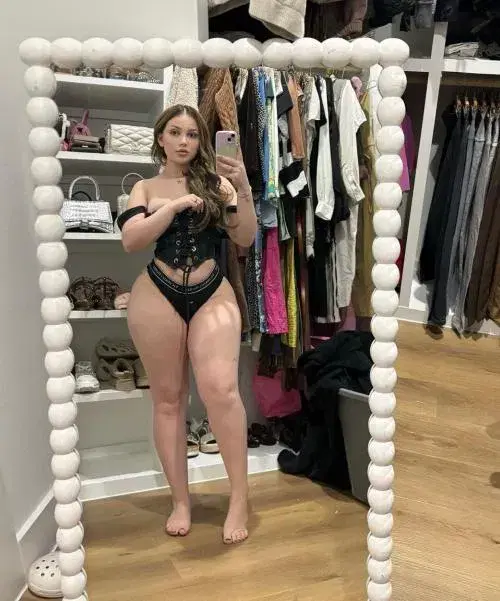 cyzuvu (18) female from GB - sexting partner