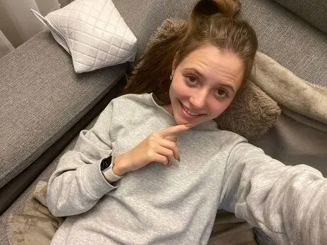 dabawo9387 (18) female from GB - sexting partner