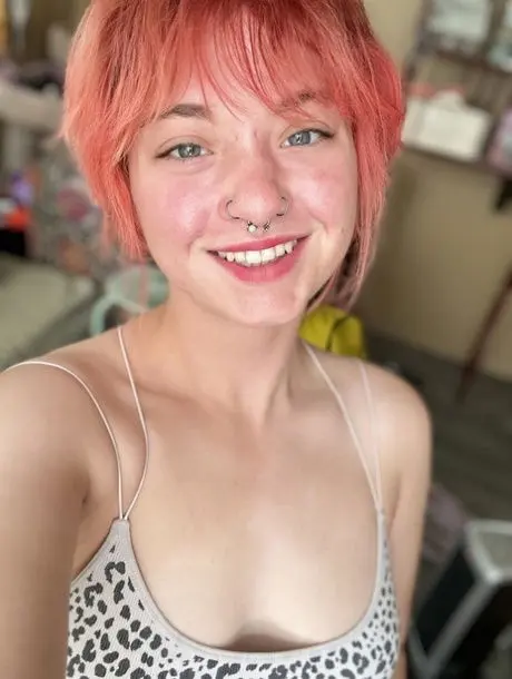 dedomac416 (18) female from UZ - sexting partner