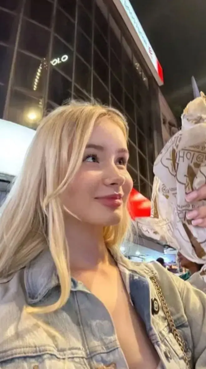 demakab (18) female from FR - sexting partner