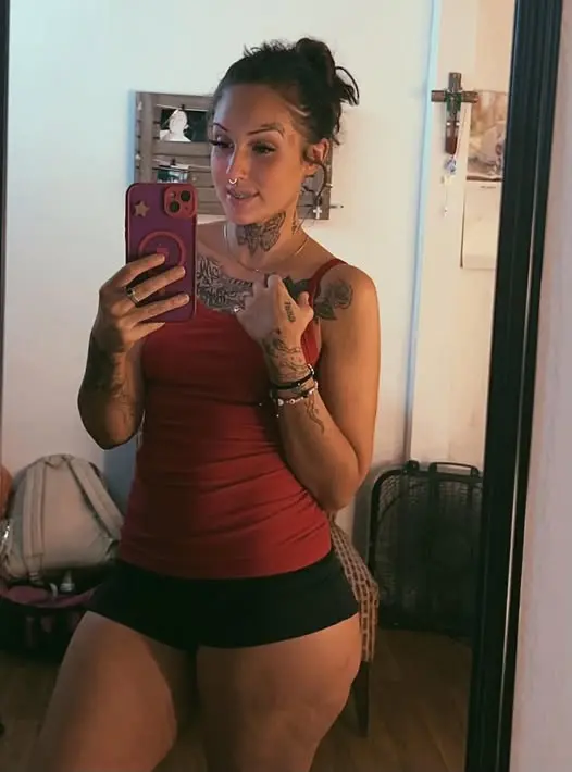 depoyon326 (18) female from GB - sexting partner