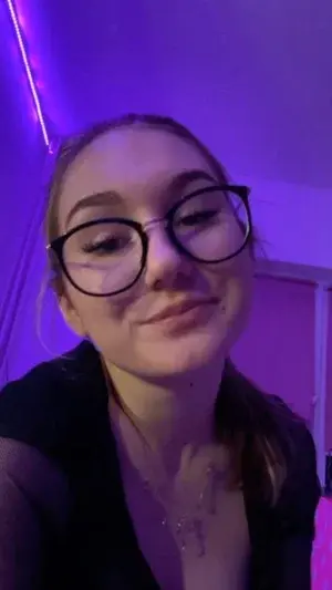 destinygoldma (18) female from US - sexting partner