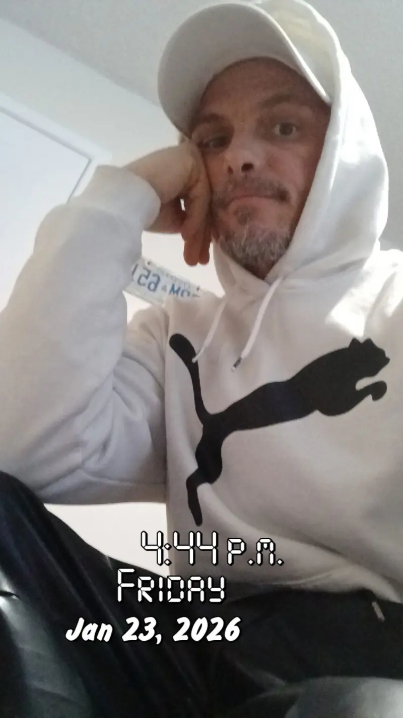 devinlatour371 (18) male from CA - sexting partner