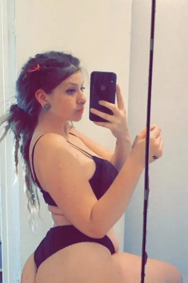 dewep82399 (18) female from FR - sexting partner