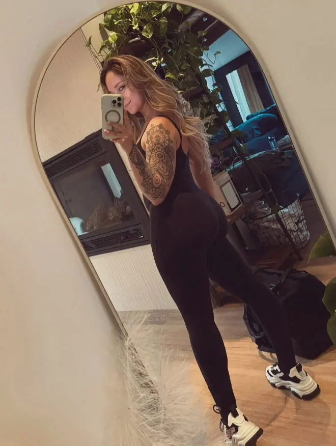 dfuqpbk (22) female from US - sexting partner