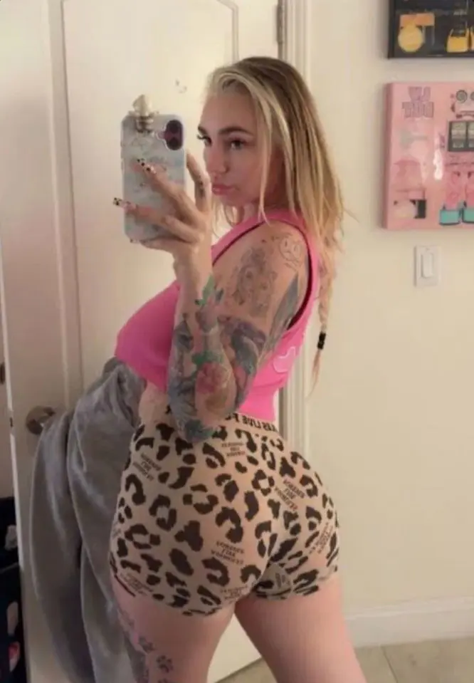 dfzklom (23) female from US - sexting partner