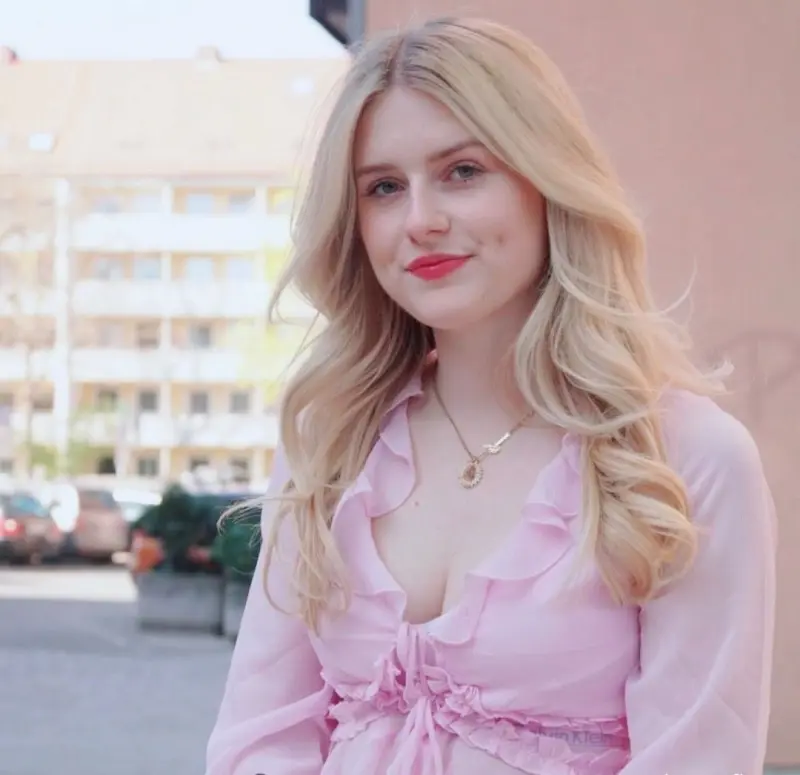 dikitashg (18) female from GB - sexting partner