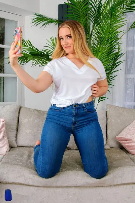 dimoye6826 (18) female from AU - sexting partner