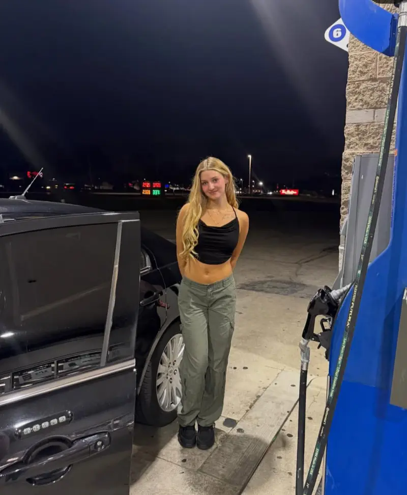 dinevan (18) female from US - sexting partner