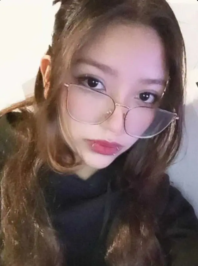 diyasoj (18) female from US - sexting partner