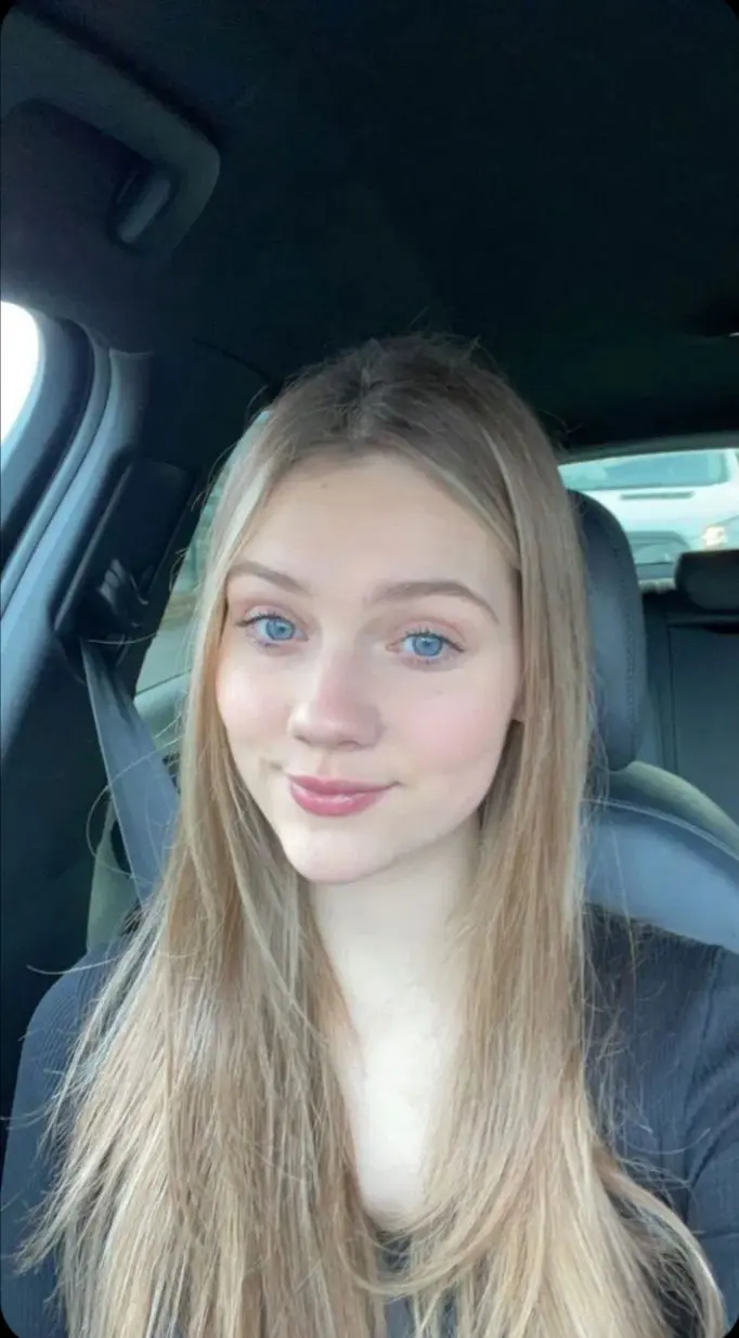 dofipejk (18) female from US - sexting partner