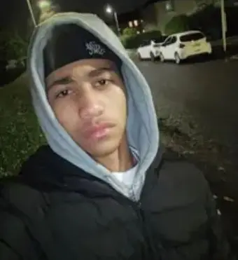 dress351 (19) male from GB - sexting partner