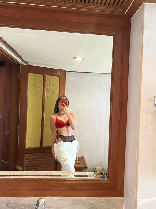 ebewe (18) female from GB - sexting partner