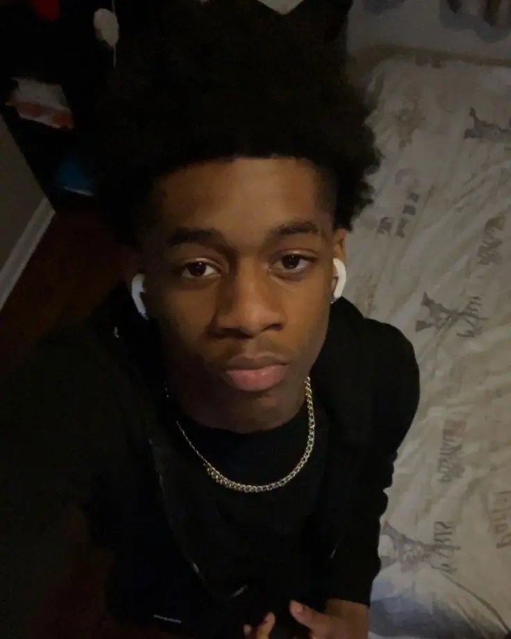 ehw9ansk (18) male from MU - sexting partner