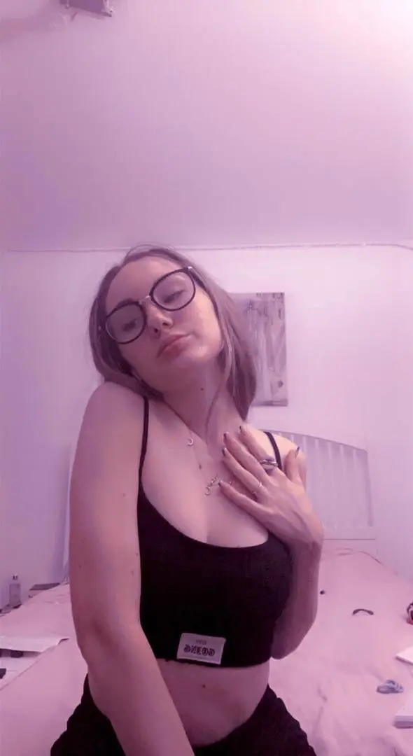 elizabeth_sarah0978 (22) female from CA - sexting partner